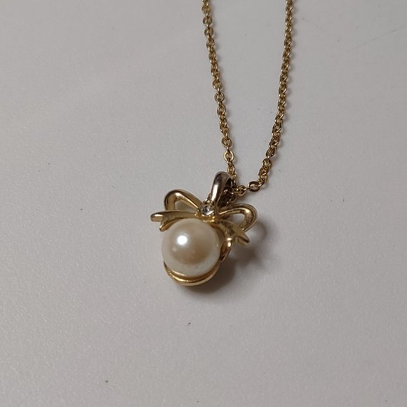 Gold Tone Bow And Faux Pearl Pendant Necklace 18 Inches Long - Picture 3 of 12